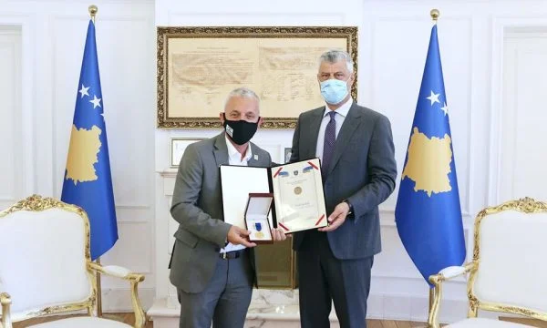 Presidente Thaci Graces Halil Kastrati con la medalla