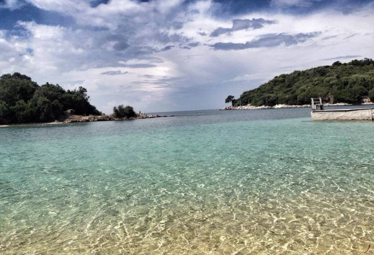 Dormire sul materasso ad acqua, salva la polizia in mare