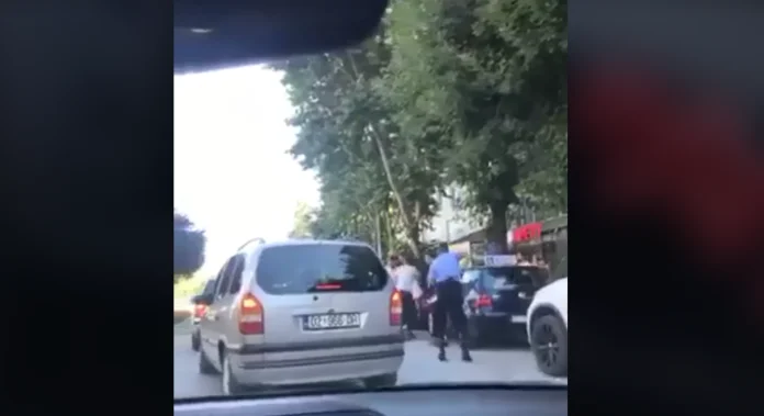 Algunas personas atacan a los polis de Mitrovica, una patada y cae al suelo