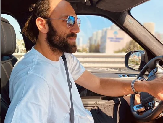 Murriqi poses en un coche elegante con ézonisnishi Handergjona da un comentario épico