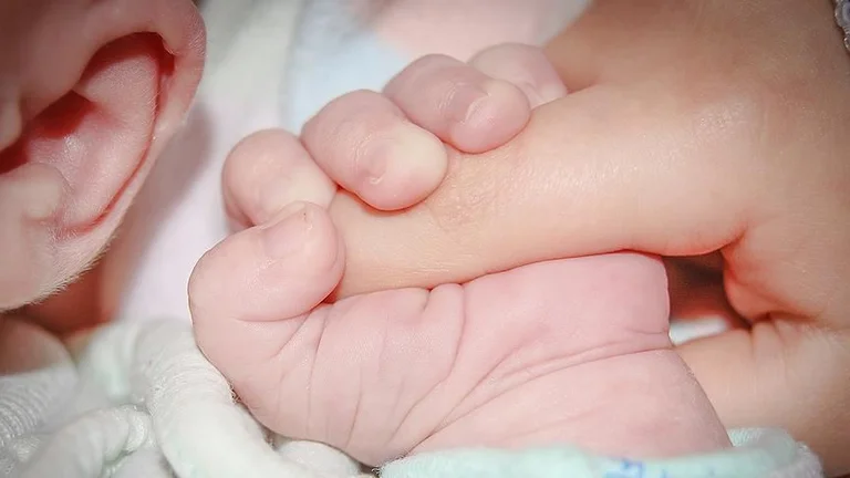 Le bébé qui a été miraculeusement sauvé de l'incident de Prizren, aurait été envoyé dans une famille pour adoption.