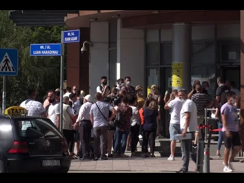 Tollov vor der Civil Record Agency, Polizei eingreifen