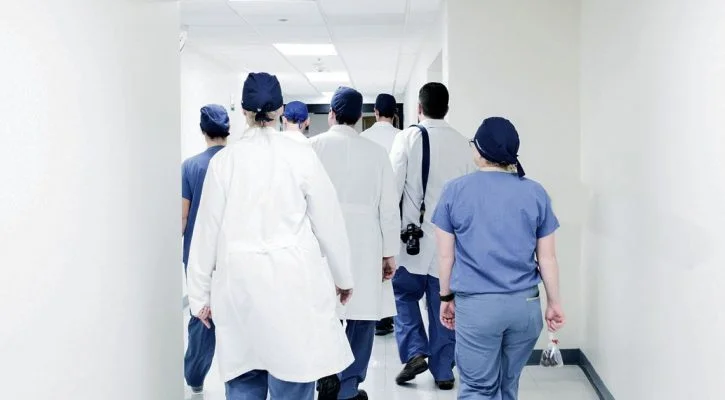 Regierung vergibt 300 Euro für Juli-August Gesundheitsarbeiter