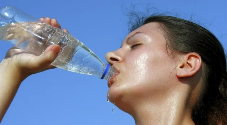 Perché devi sempre controllare la scansione dell'acqua in bottiglia?