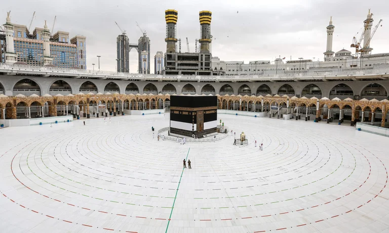 Dramatic: And complete the Hajj in Mecca with a small number.