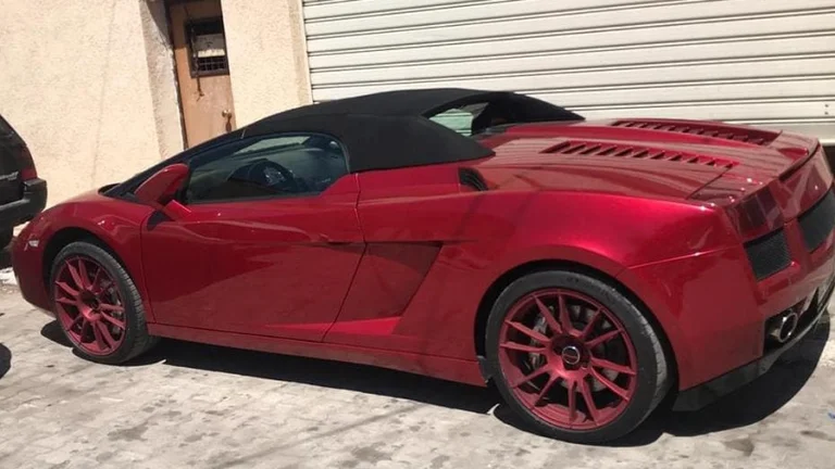 La police albanaise a capturé le Kosovo en Suisse, lamborghini volé en Italie en 2011