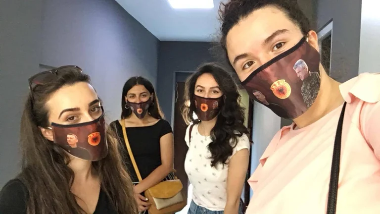 Masque de défense avec Hashim Thaci et Kadri Veselin (Photo)