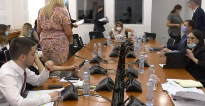 Vídeo de seis minutos: ¿Qué pasó en la Comisión entre Shala y Grandpahood?