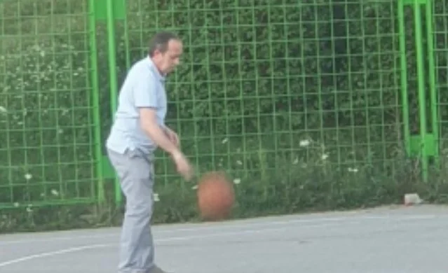 Primo Ministro prende il tempo di giocare a basket