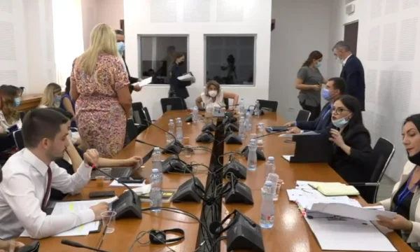 Kadriaj termina la reunión, acusa a los diputados VV de no permitir el debate