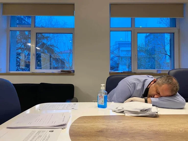 Shpend Ahmeti schläft im Büro