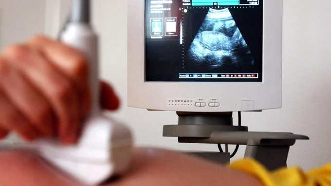 Une jeune fille enceinte de 16 ans a arrêté une personne à Fushe Kosovo