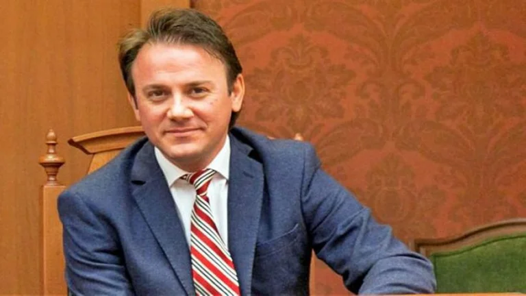 Il vice albanese Ralph John ha infettato COVID-19, è stato in sessione ieri