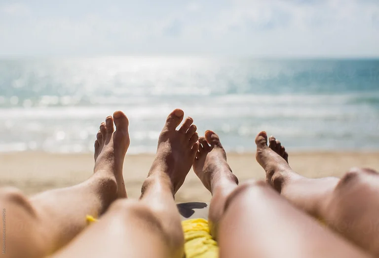 ¿Cómo se puede tratar los pies y la piel seca antes de la playa?
