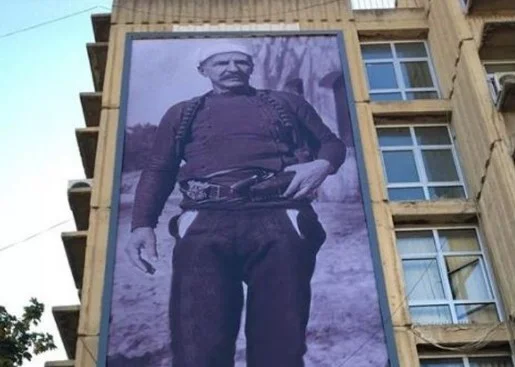 Fotografías gigantescas del héroe Isa Boletini en Mitrovica