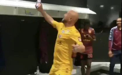 Aston Vila a assuré la survie, le gardien prend note de l'étrange danse dans les loges