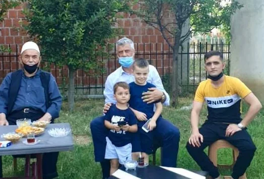 Thaci dans la famille de Muje Krasniqi: La chanson et les fusils de Muja et Becir Gashi ne s'arrêtèrent pas tant qu'ils n'ont pas couru héroïquement