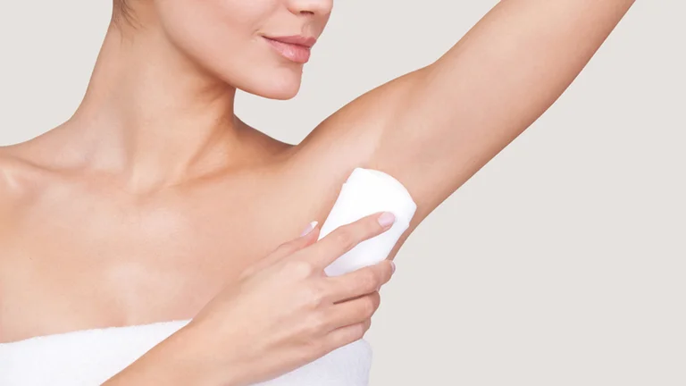 Strano: goccia di vendite deodorante dopo la distanza sociale
