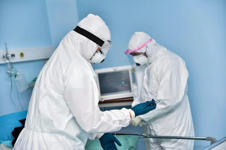 Oltre 700 operatori sanitari infettati da coronari