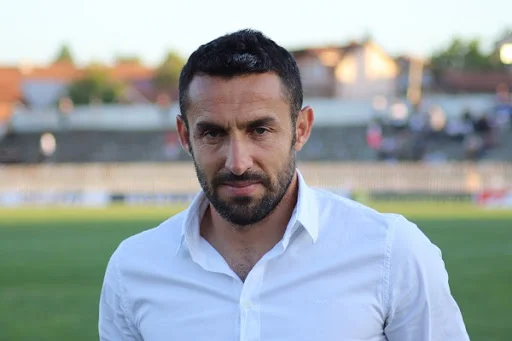 Champion Coach Nuhiu spricht nach dem Sieg im Kosovo