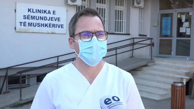 Il medico del Kosovo mostra come Coronavius ferisce i polmoni