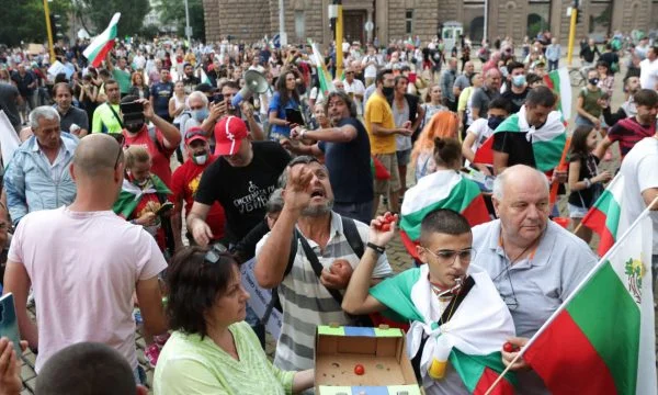 Protesters en Bulgaria lanzar tomate, papel higiénico en el edificio del gobierno