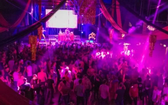 Una donna presumibilmente infetta 98 persone in un nightclub