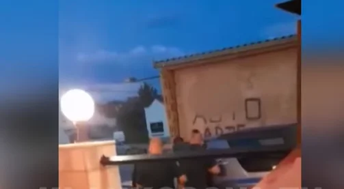 Sie gehorchen nicht der zivilen Polizei in Gjilan, drei Menschen werden verhaftet. Ein weiteres Koper sandte ins Krankenhaus.