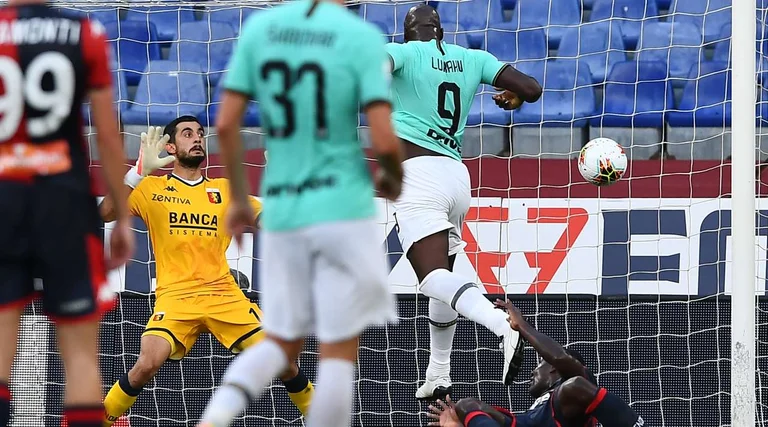 Interlo toma gran ventaja del error de Atalanta anoche, derrota a Genoa y regresa al segundo lugar.