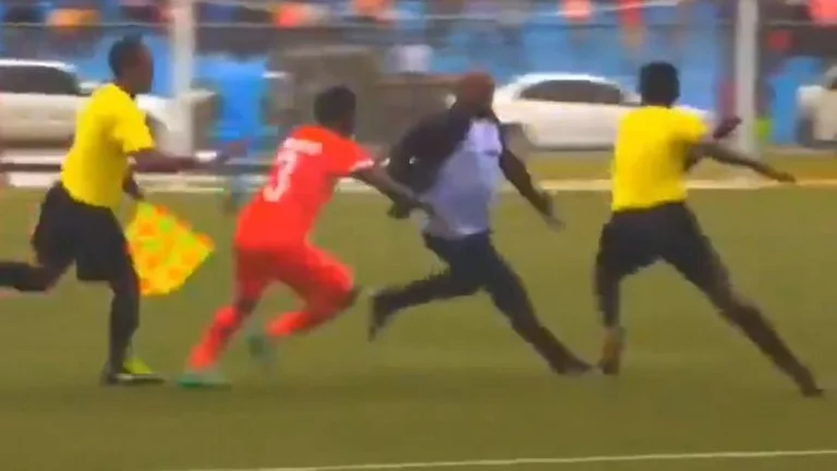 Sucede en Somalia: Coach knockout brutalmente juez después de ser castigado por rojo