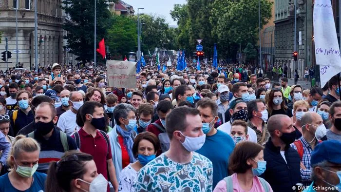 Des milliers de Hongrois dénoncent la liberté de la presse