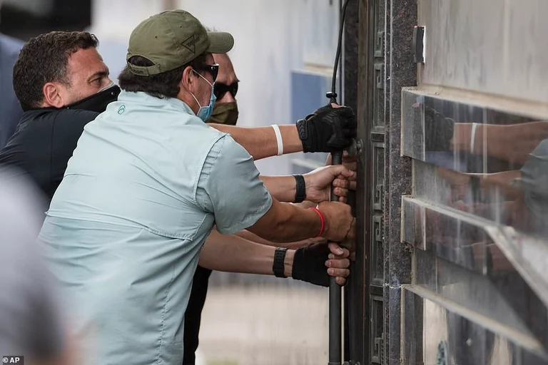 American agents break doors to the Chinese consulate