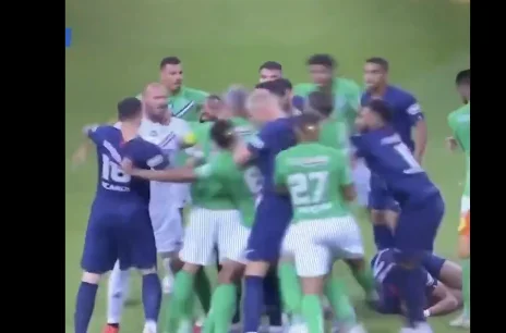 Cette intervention brutale à Kyulian Mbppen a déclenché des affrontements effrayants entre joueurs ce soir.