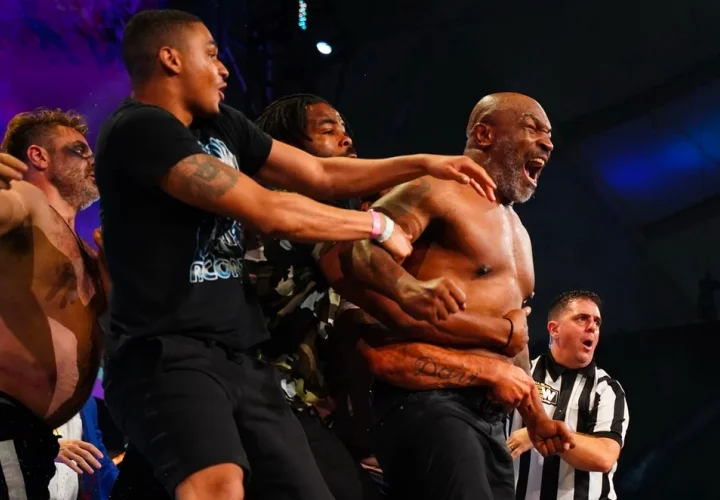 Il Duello viene interrotto quando uno si rompe e le regole speciali per Tyson mecca sono impostate