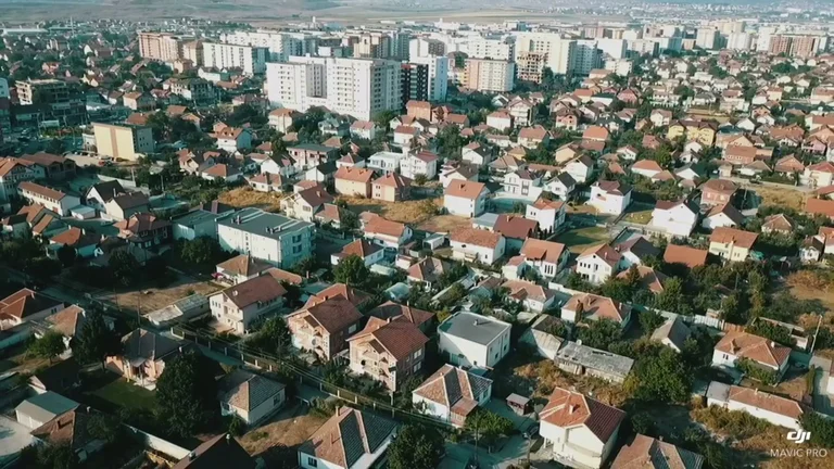 Një grua në Fushë Kosovë e bën për spital familjaren