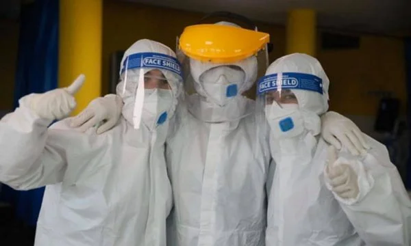 Infektohen 14 mjekë në Pejë, angazhohen vullnetarët
