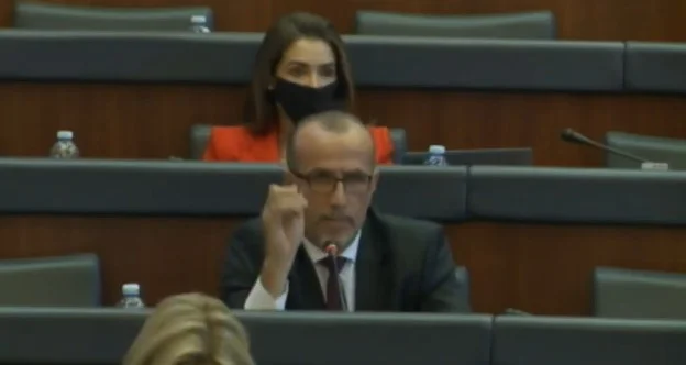 Deputeti Bekim Haxhiu i kërkon shifrën e saktë të parave që VV ka marrë nga Devollët