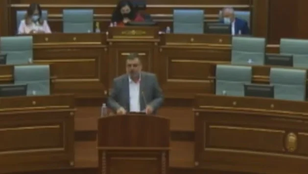 Deputetja i kërkon ta mbajë maskën, ministri: E kam pasë më herët