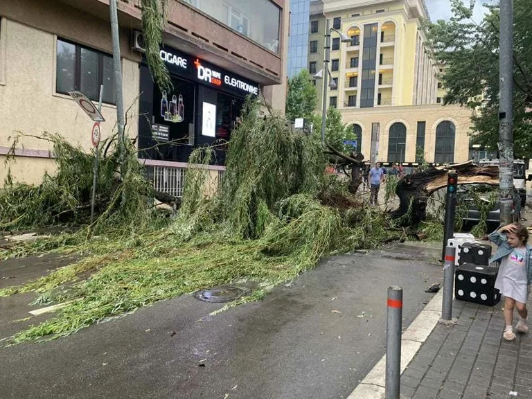 Shi dhe erë e fortë në Prishtinë, Ahmeti jep numrin e emergjencës për qytetarët