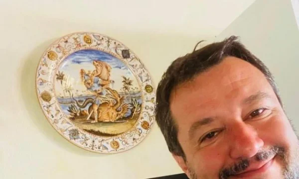 Lideri italian Salvini poston foto nga shtëpia, vërehet plisi shqiptar