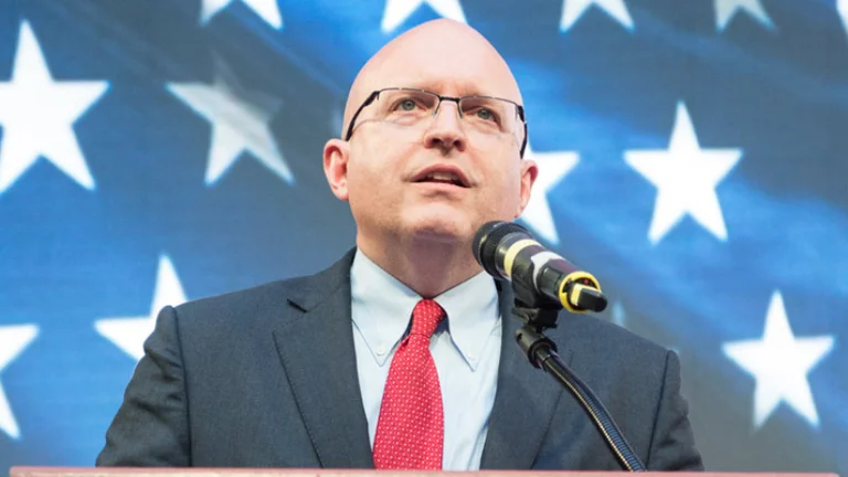 Reeker: Kosova dhe Serbia të punojnë për gjetjen e një zgjidhjeje, SHBA i mbështet