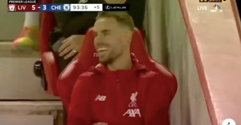 Jordan Henderson praktikoi puthjen e trofeut në bankën rezervë gjatë ndeshjes Liverpool-Chelsea