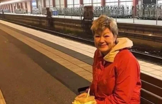 Ministrja suedeze pas mbarimit të orarit të punës, duke e pritur trenin për në shtëpi