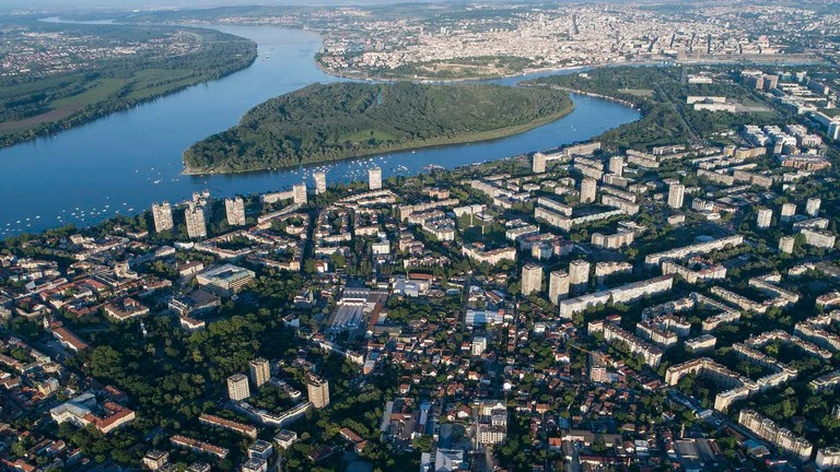 Hulumtimi: 77% e serbëve do ta njihnin Kosovën nëse do t’ju mundësohej anëtarësimi në BE