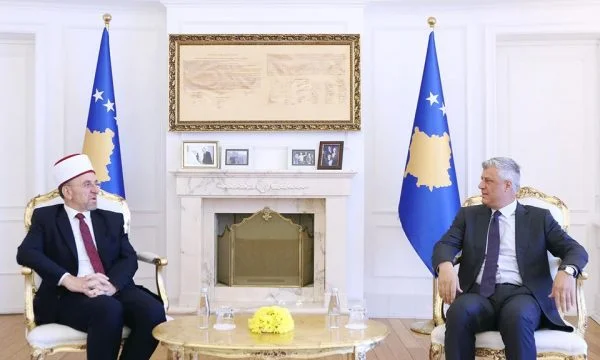 Thaçi e fton në zyrë Myftiun pas protestës së djeshme për Xhaminë e Madhe