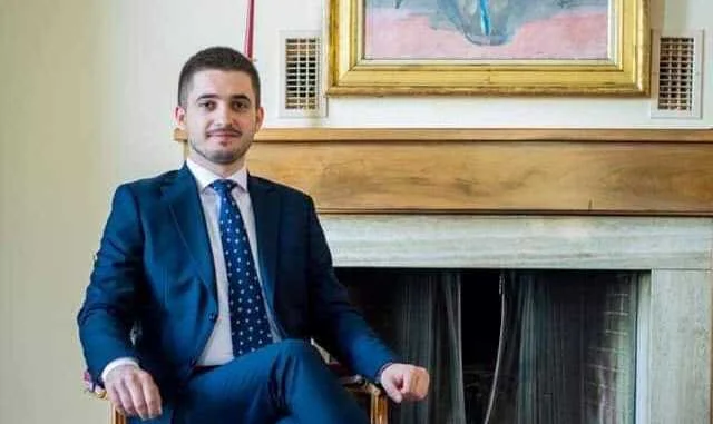 Deputeti i VV-së, Gjyshinca e quan “të padenjë” ministren Haradinaj, ajo i kërkon të flasin jopublikisht