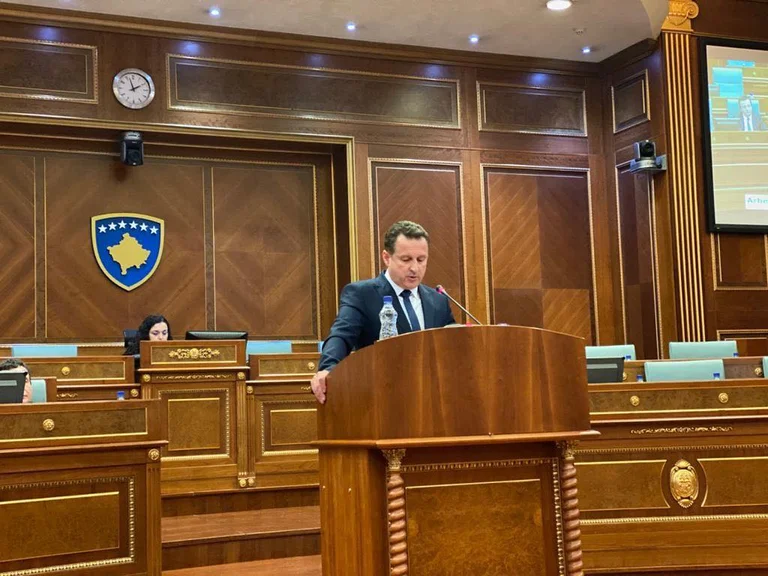Deputeti i AAK-së: Orari i kufizimit të zgjatet deri në orën 00:00
