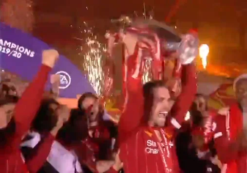 Skena emocionuese për fansat: Liverpooli ngritë titullin në ‘Anfield’ për herë të parë pas 30 vitesh