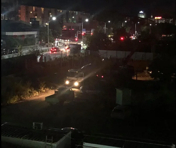Punimet e Xhamisë së Madhe po vazhdojnë edhe në orët e vona të natës, banorët ankohen për zhurmën (Video)