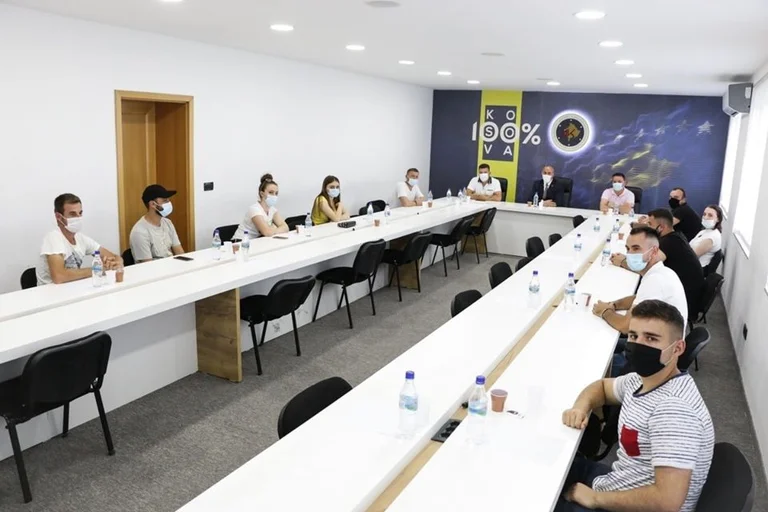 Vazhdon inati i Haxhi Shalës, i bind një grup të rinjsh nga Nisma të kalojnë në AAK